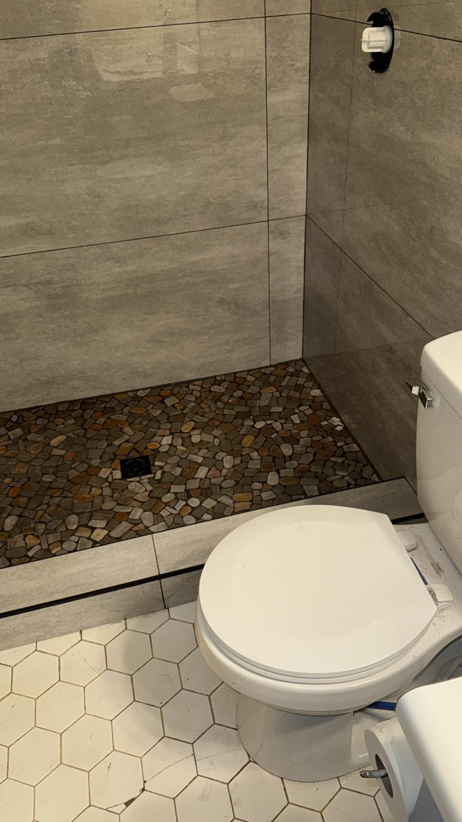 Baño Moderno con Pisos de Cerámica